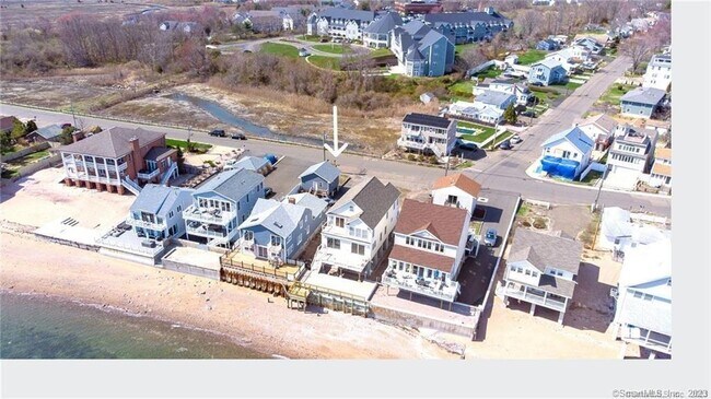 Foto del edificio - 292 Cosey Beach Ave