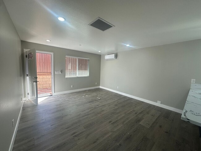 Photo - Randolph 8335/8337 Apartment