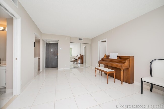 Foto del edificio - 20335 W Country Club Dr