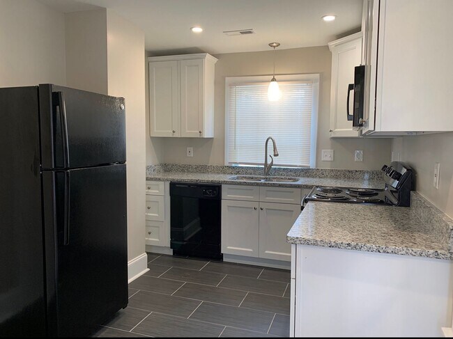 Building Photo - Great 2 bedroom 1 bath home with convenien...