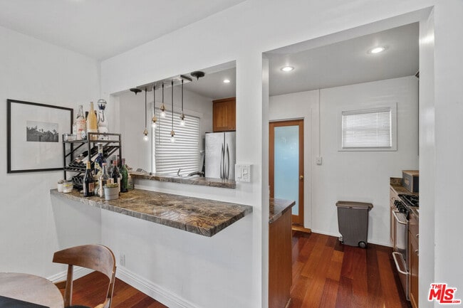 Building Photo - 307 6th Ave