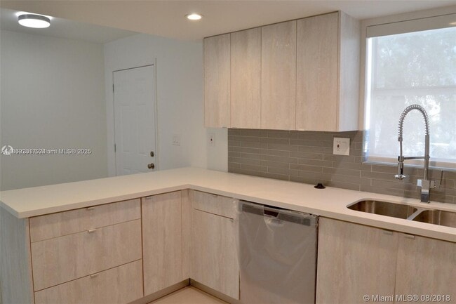 Building Photo - 9375 Fontainebleau Blvd