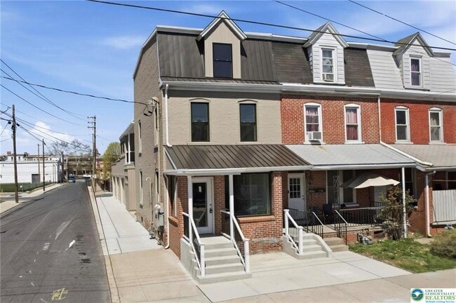 Building Photo - 1425 W Gordon St