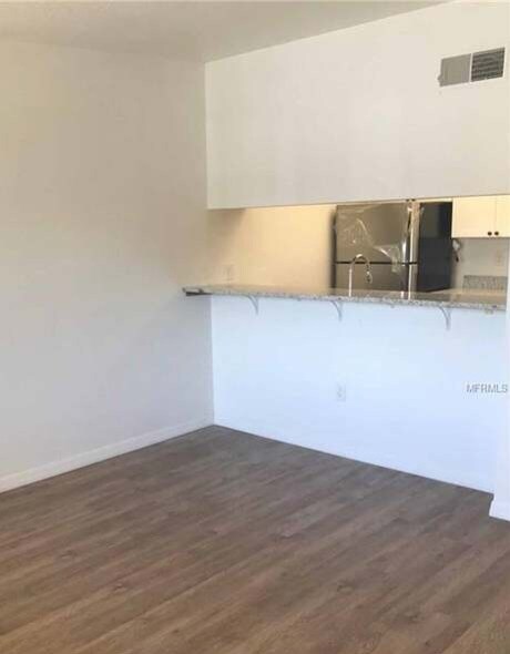 Sala de estar - 2420 Winding Creek Blvd