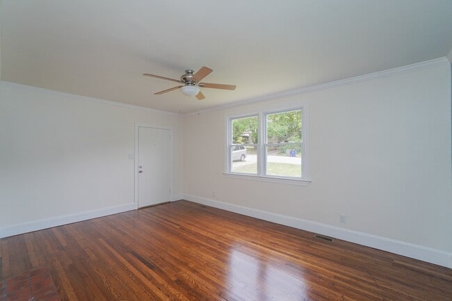 Building Photo - Look for the Cute Yellow Door! New Deck an...