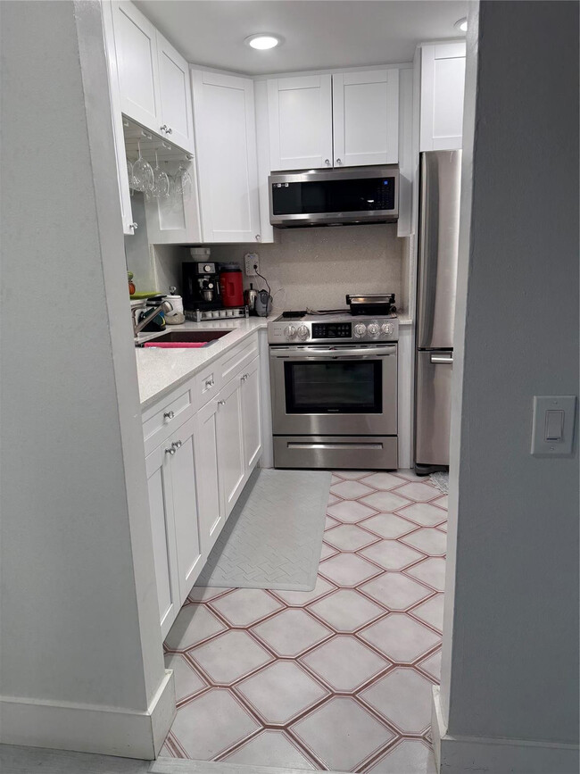 Foto del edificio - 9360 Lime Bay Blvd