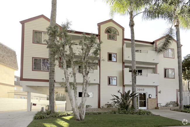 Building Photo - Villa Alondra