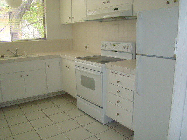 Kitchen - 533 S Hudson Ave
