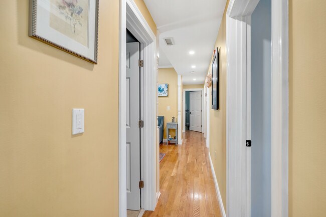 Building Photo - 844 Broadway