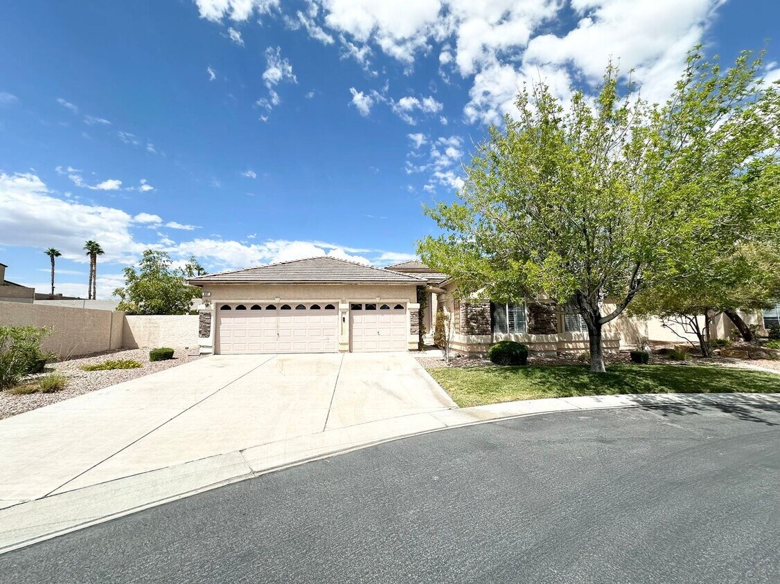 Foto principal - Gorgeous single-family house has 4 Bedroom...