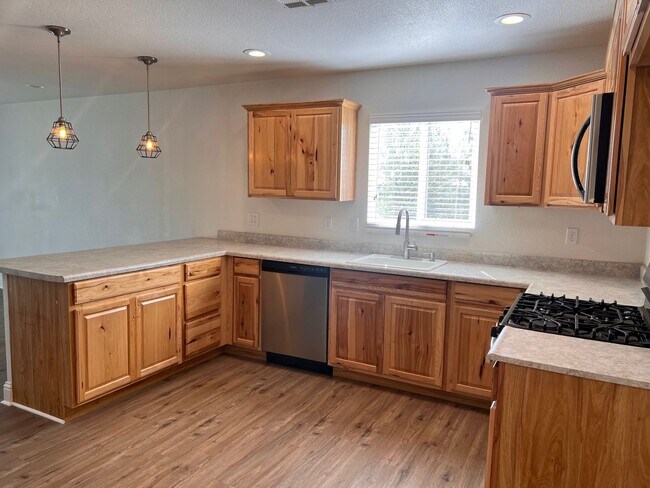 Foto del edificio - 3 Bedroom Home With Large Backyard on West Side