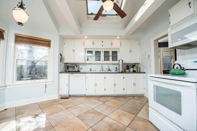 Foto del edificio - 1350 N Washington Ave