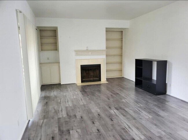 Foto del edificio - 6500 Harbor Town Dr