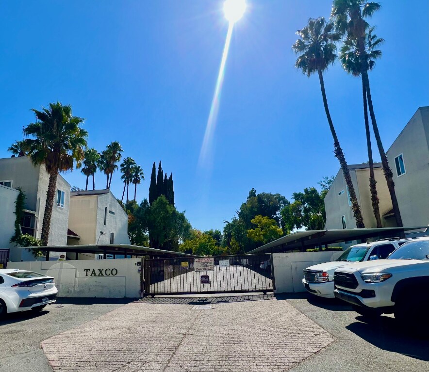 Primary Photo - Updated 2 bedroom condo in a gated communi...