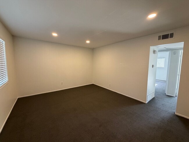 Building Photo - 2 Bed, 1 Bath single story duplex