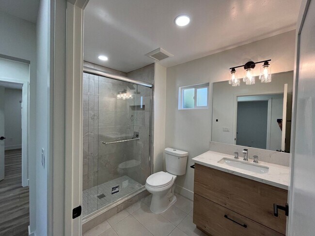 Foto del edificio - 5244-5244 E Falls View Dr