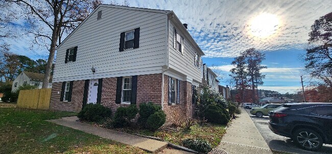 Foto del edificio - 1047 Old Denbigh Blvd