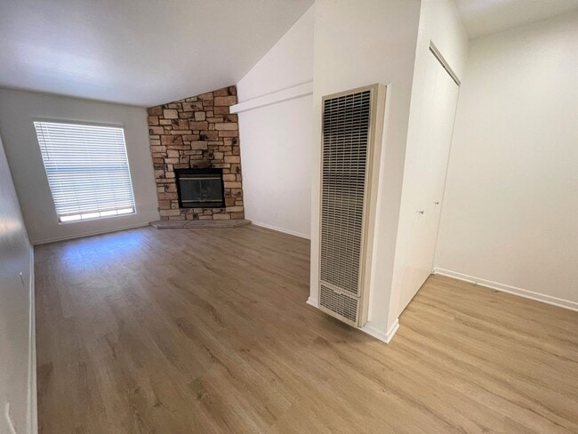 Building Photo - 620oak