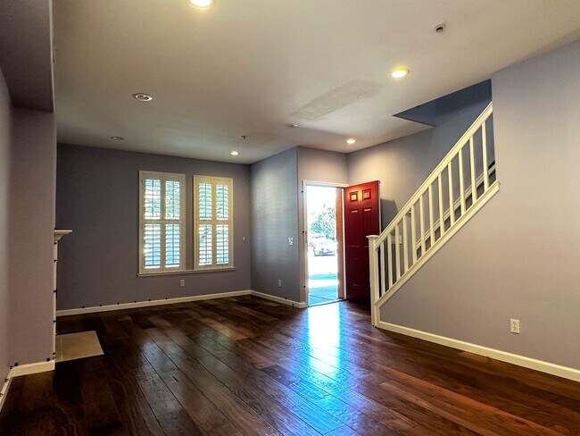 Foto del edificio - Gorgeous 3 bedroom, 2 and a half bathroom townhome in Hamilton Field for rent!
