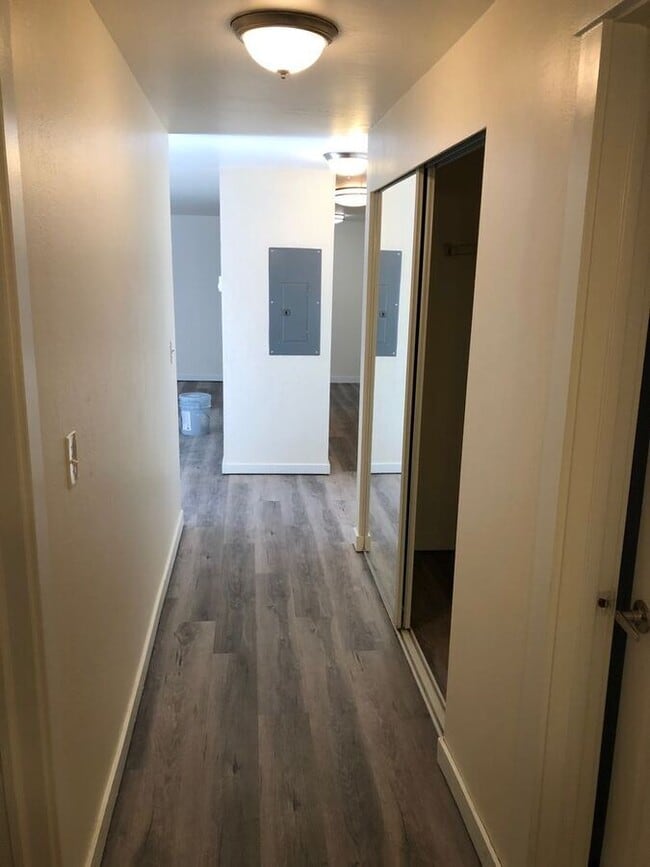 Building Photo - 2839 Thorndyke Ave W