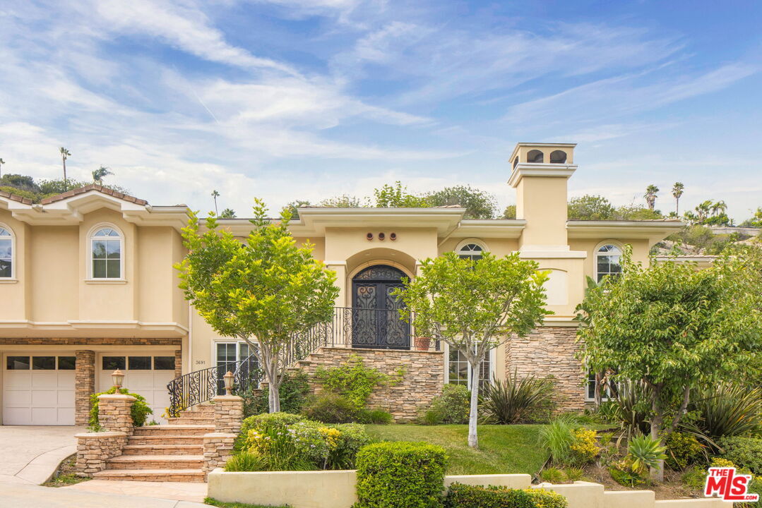 Foto principal - 3691 Benedict Canyon Ln