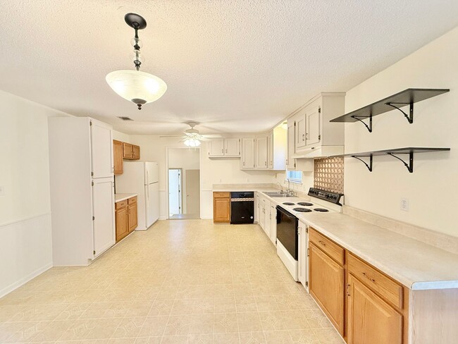 Foto del edificio - ??Spacious 3-Bedroom Home - Large Lot