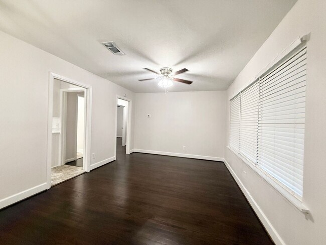 Foto del edificio - Beautiful and Spacious 4/1 Near Northside ...