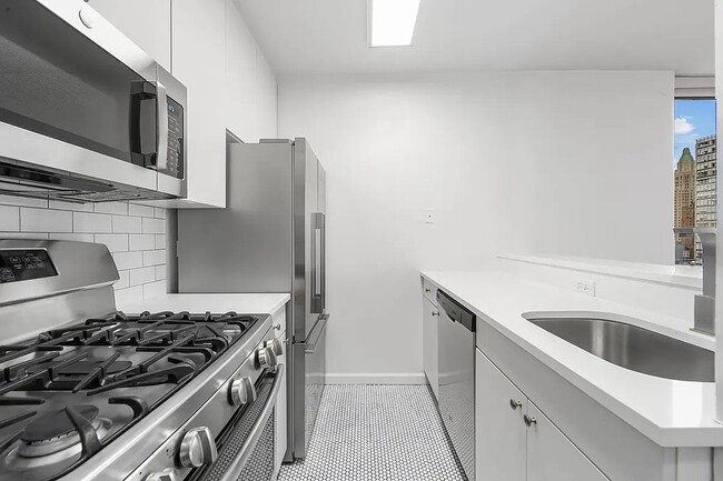Foto del edificio - 245 E 44th St