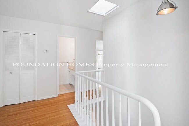 Building Photo - 9 Oak Springs Dr
