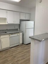 Building Photo - 5625 Antoine Dr