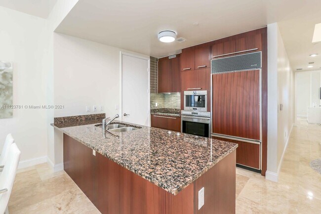 Building Photo - 15811 Collins Ave