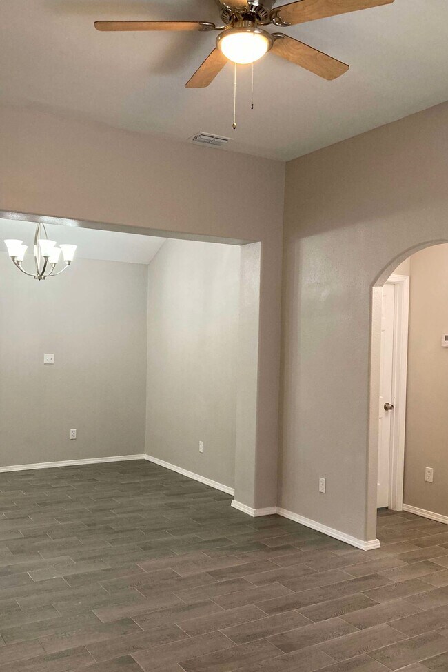 Building Photo - 405 Poblano Dr