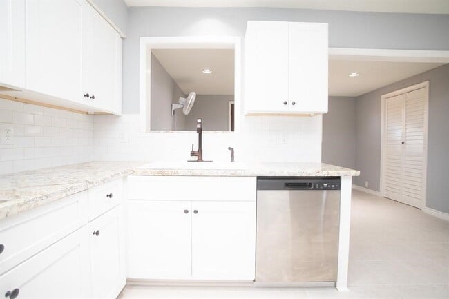 Building Photo - 5821 W Sunforest Dr