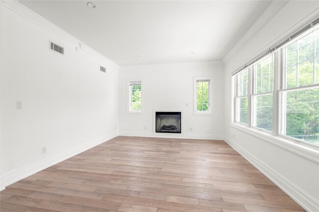 Building Photo - 22 Sagamore Hill Dr