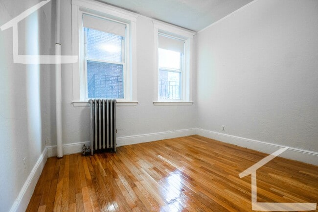 Building Photo - Nicely updated 1 bed in a prime location near the Green Line in Brighton.
