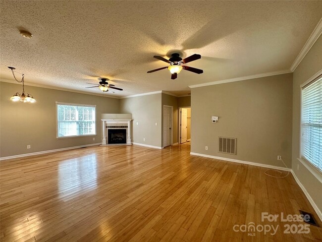 Building Photo - 3331 Robinwood Rd