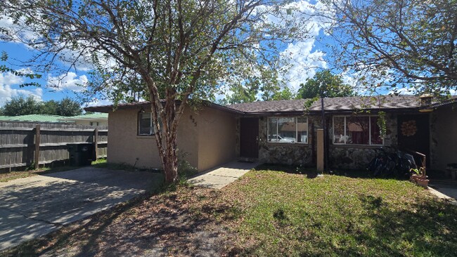 Foto del edificio - 825 Bradley Cir
