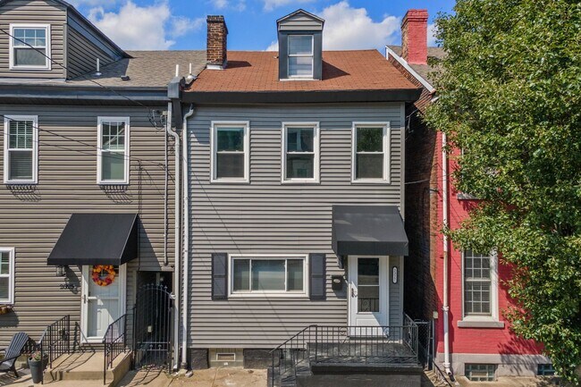 Foto del edificio - Beautiful 3 Bedroom home in South side available April 15!