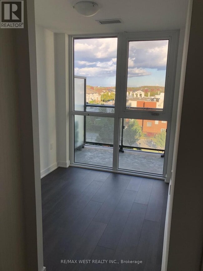 Building Photo - 75 Oneida Crescent