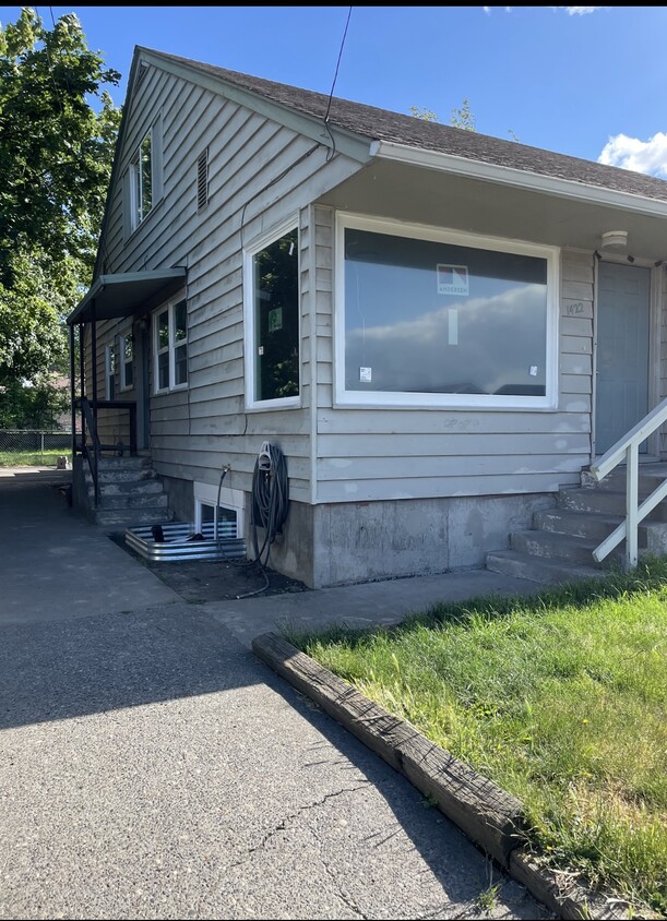Primary Photo - 1422 E 12th St