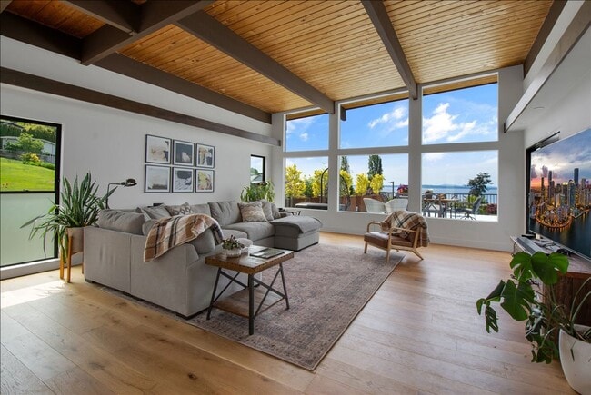 Building Photo - 4Bd/3.25Ba Shoreline House