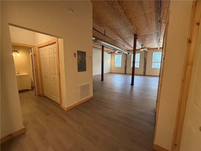 Building Photo - 327 Pine St