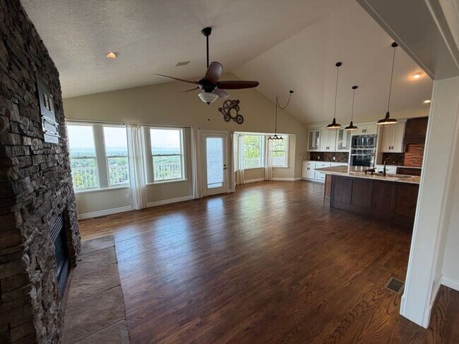 Building Photo - Spacious 4 Bed, 5 Bath Home with 3-Car Garage in Layton!