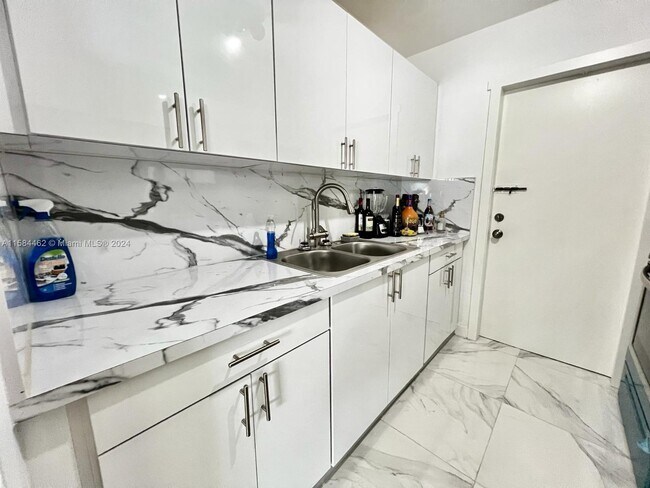 Building Photo - 9960 Montego Bay Dr