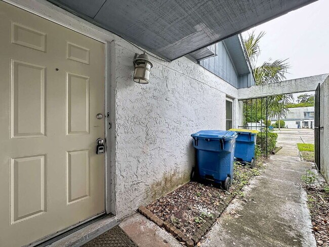 Foto del edificio - 2857 Wonderwood Ln