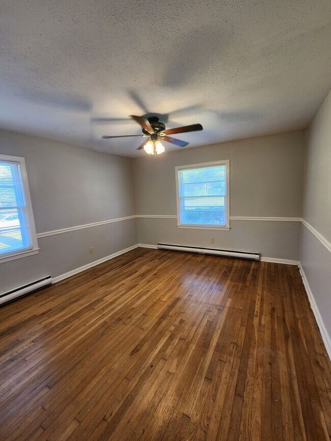Foto del edificio - Spacious 4BR/2BA Brick Home with Fireplace, Large Island!