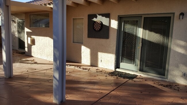 Building Photo - 3 BEDROOM 2 CAR GARAGE SINGLE STORY HOME