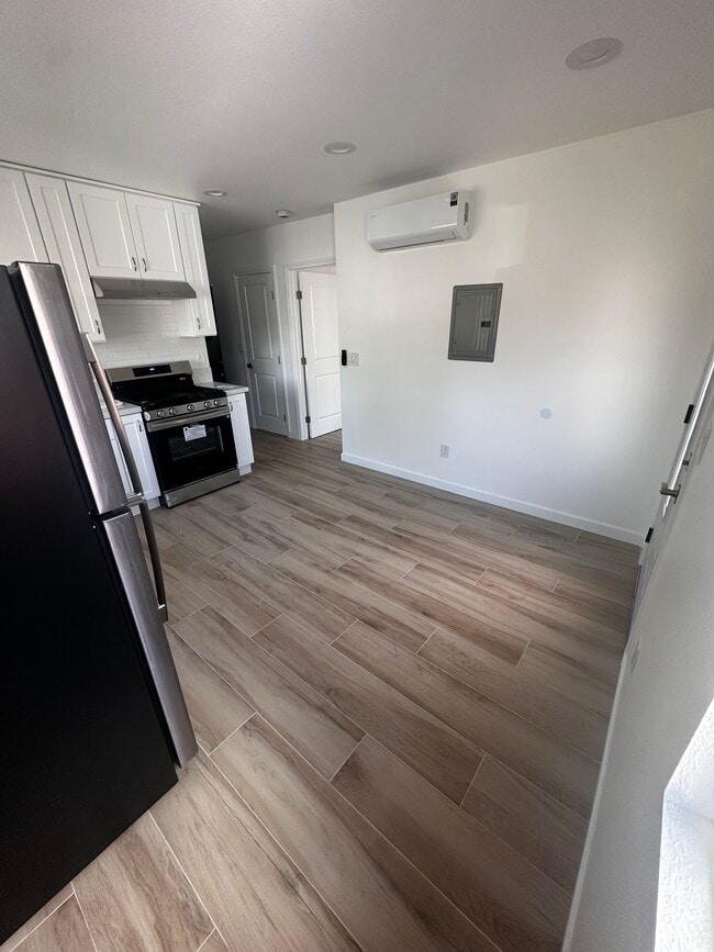 Building Photo - 1406 W Maxzim Ave