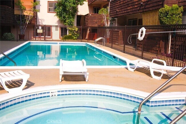 Foto del edificio - 5403 Newcastle Ave