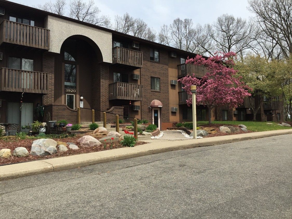 Fachada en primavera - Brockton Woods Apartments